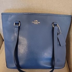 Coach blue tote bag pepple leather gently used, excellent condition